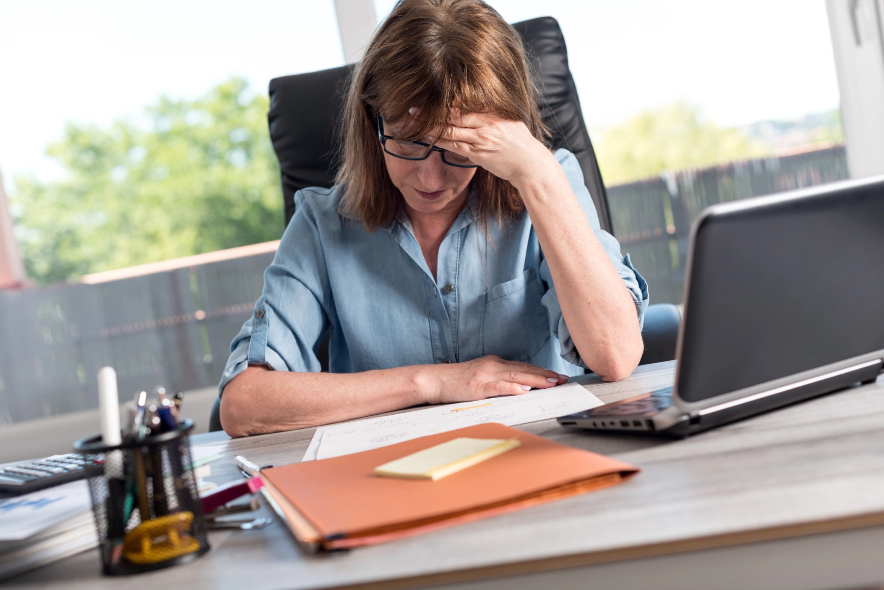 Business owner stressed at laptop facing a last-minute CRM or course platform decision